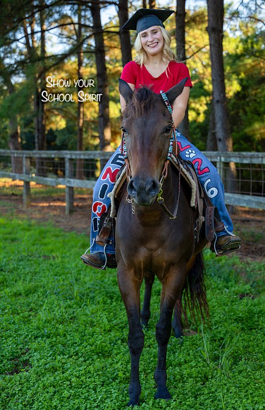 Senior Portraits with animals horses school spirit Liza Jane Photography what to wear